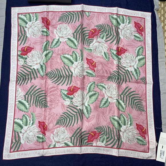Gucci Hawaiian Dream Floral Logo Large 100% Silk Scarf 90 X 90 Cm NWT Box - Picture 2 of 9